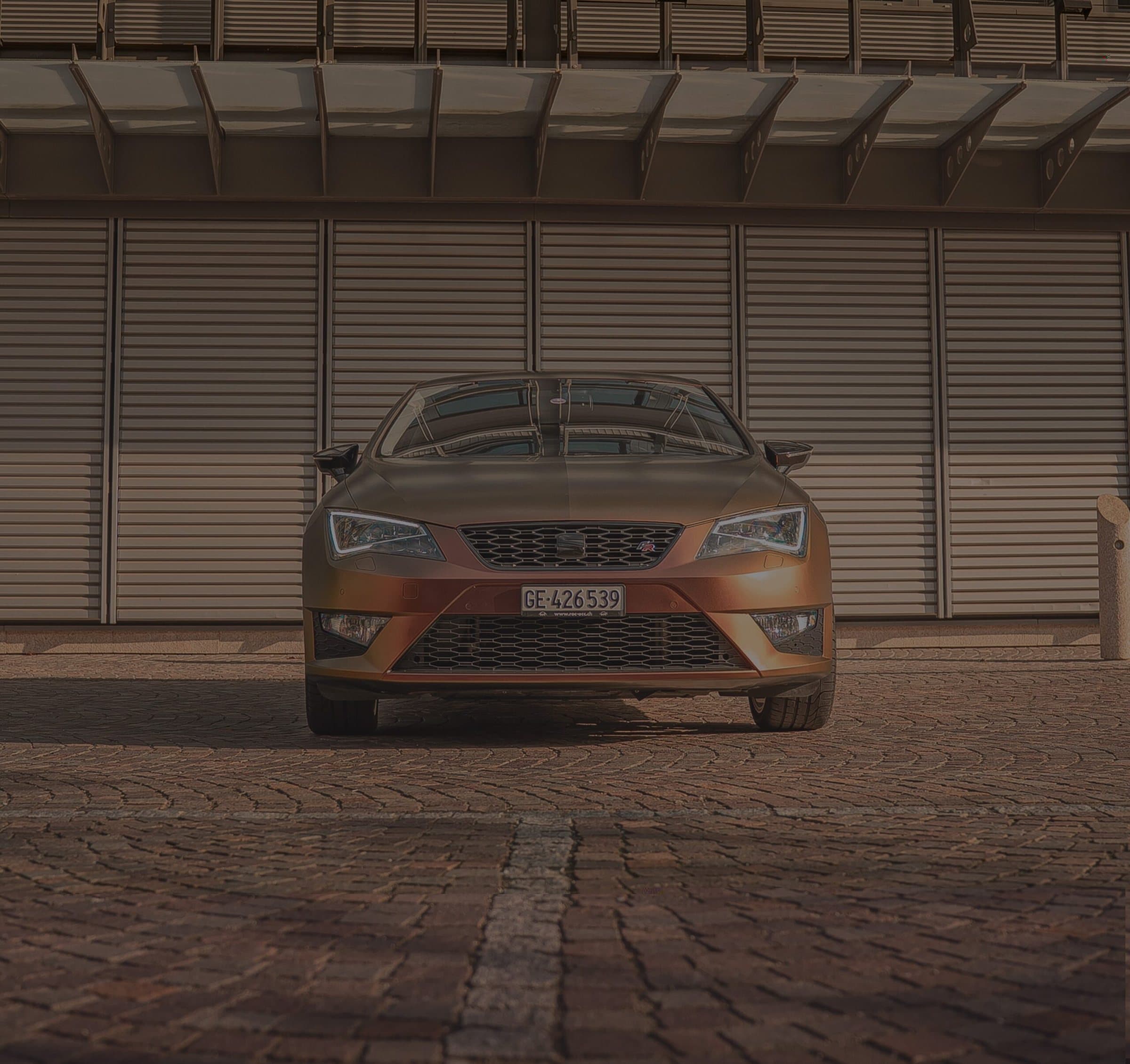 Seat Leon recouverte d'un film bronze mat dans l'atelier CreaWrap