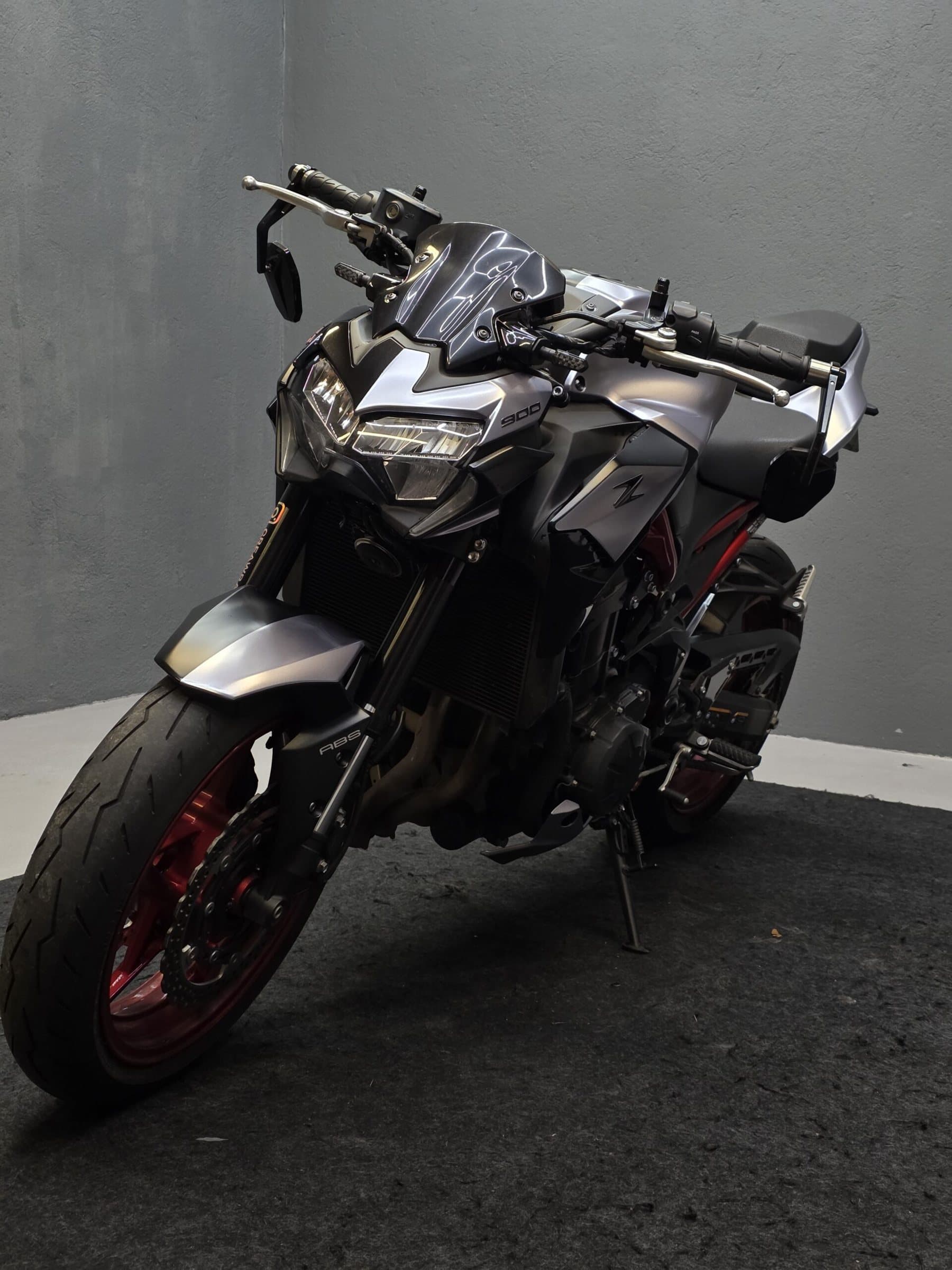 Kawasaki · gris